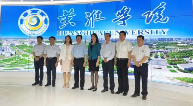 中華職業(yè)教育社理事長陳昌智、河南省副省長霍金花一行參觀展廳